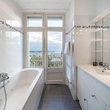 Cozystay Elegant Two-bedroom In The 