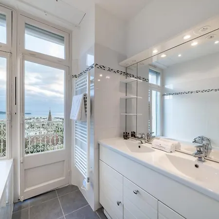 Apartament Cozystay Elegant Two-bedroom In The 