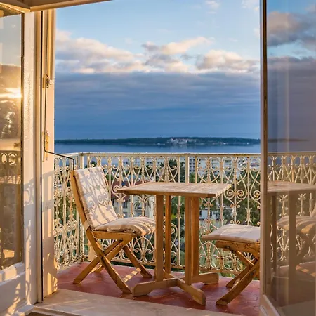 Cozystay Elegant Two-bedroom In The 